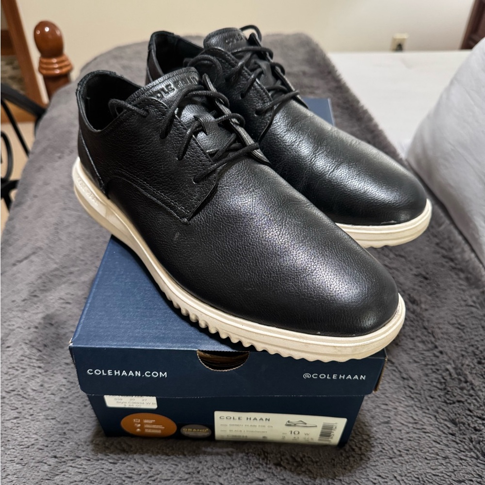 Cole Haan Black Leather Oxfords with Classic Design